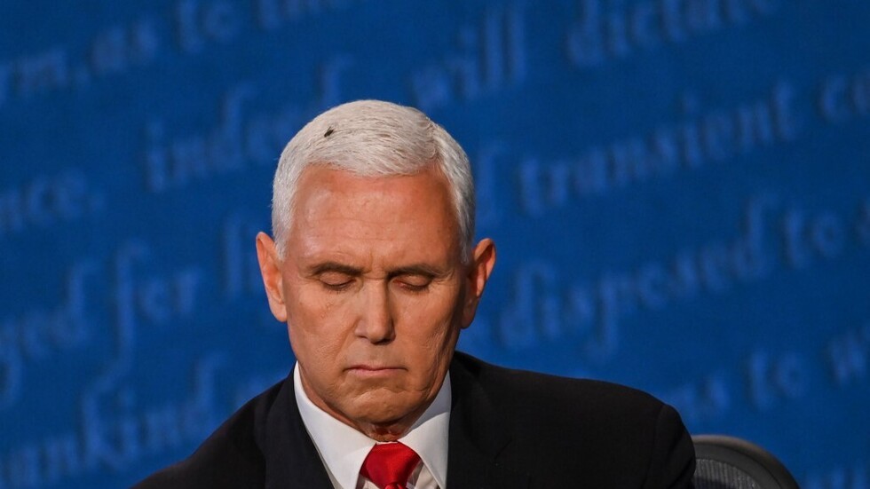 بنس يكشف كيف عرف بأمر الذبابة على رأسه