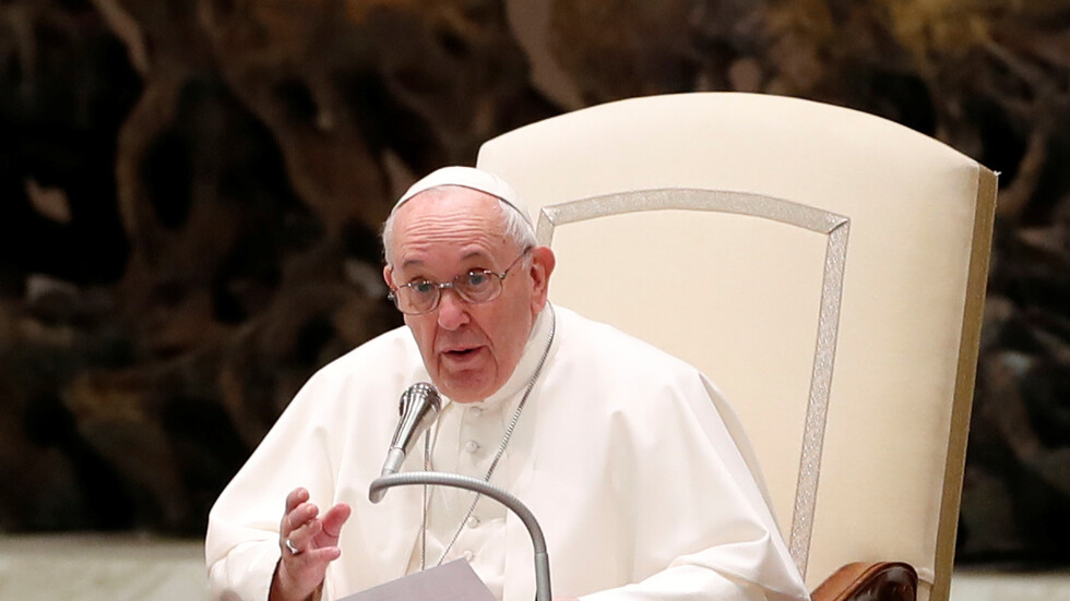 كورونا يبعد البابا فرنسيس عن المصلين