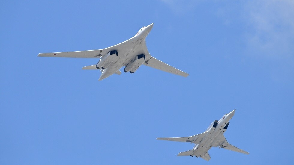 مشاهد لقاذفتين روسيتين استراتيجيتين في رحلة بعيدة المدى