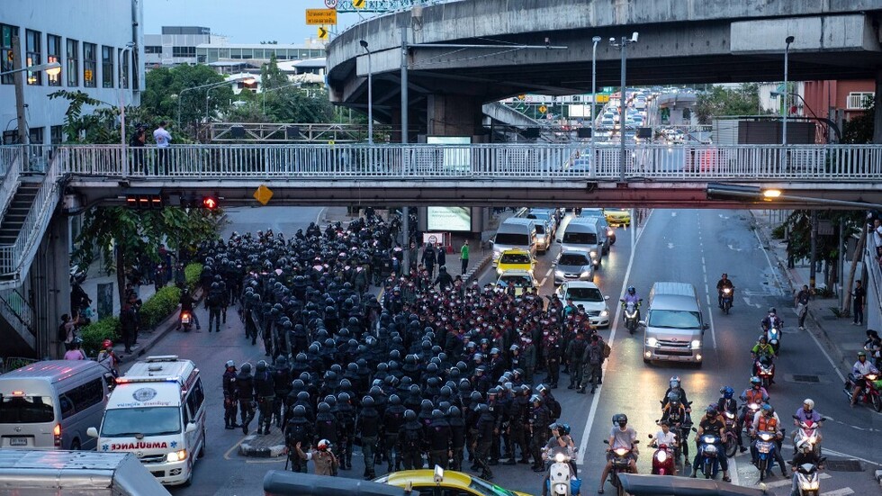 شرطة تايلاند تقيم حواجز لمنع المتظاهرين المناهضين للحكومة من التجمع