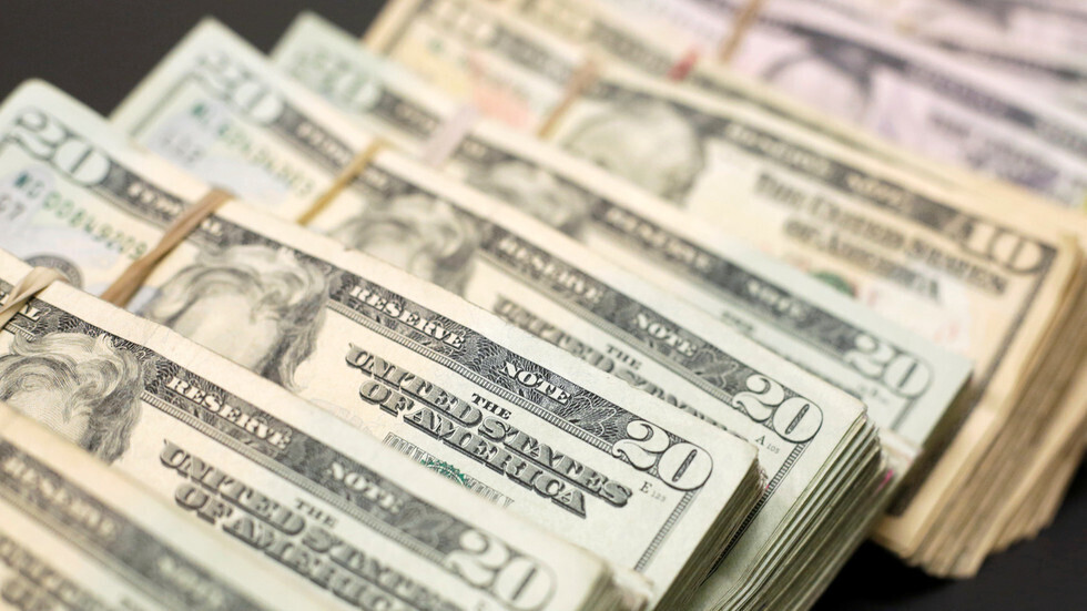 الدولار يتجه لتحقيق أفضل أداء أسبوعي هذا الشهر