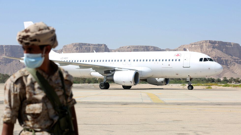 وصول طائرة للصليب الأحمر إلى مطار صنعاء لاستكمال عملية تبادل الأسرى بين الحكومة اليمنية والحوثيين