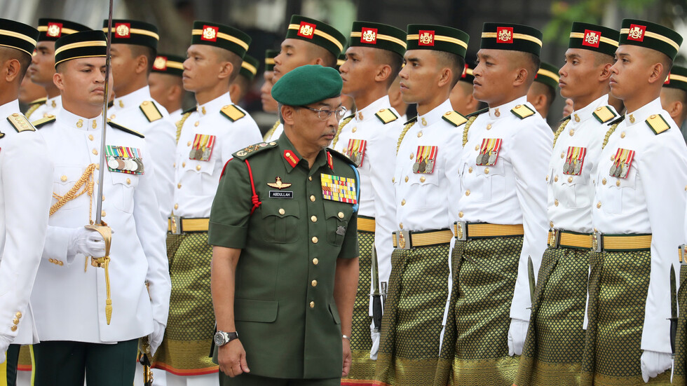 ملك ماليزيا يحث ساسة بلاده على حل خلافاتهم