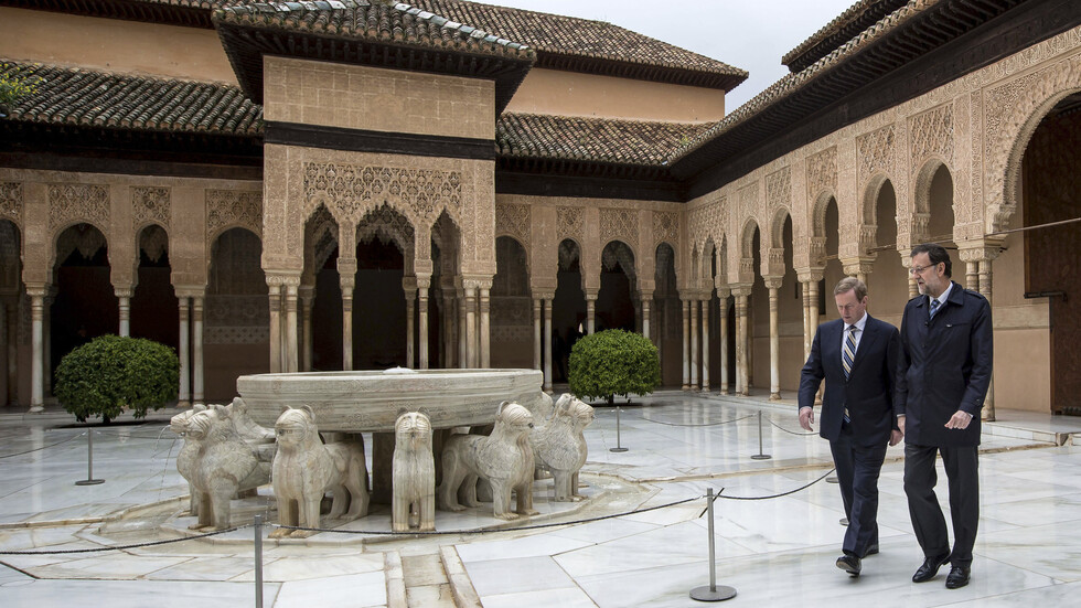 "الرجل العاري" الغرناطي يتجول في قصر الحمراء كما ولدته أمه