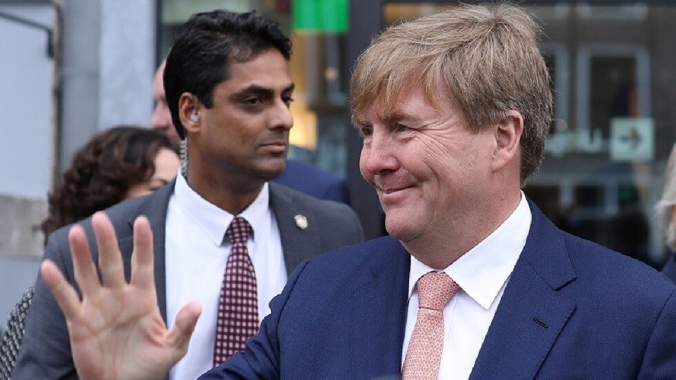 ملك هولندا يقطع عطلته في اليونان بعد تعرضه لانتقادات