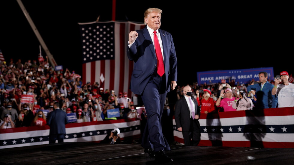 الرئيس ترامب ساخرا: سأغادر البلاد إن انهزمت أمام 