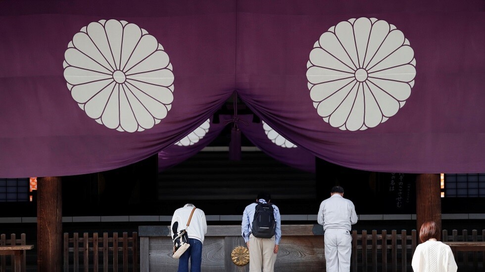 إعلام: رئيس وزراء اليابان الجديد يرسل قربانا لمزار مثير للجدل