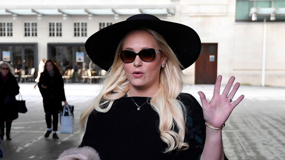 "فيض من العاطفة".. سيدة أعمال أمريكية تقر بعلاقاتها مع جونسون وتكشف التفاصيل