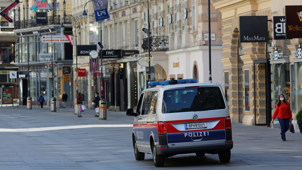 قتلت بناتها الثلاث واتصلت بالشرطة وأبلغتها عن جريمتها