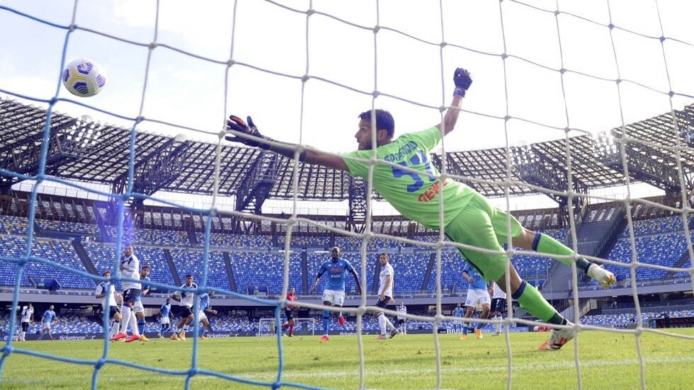 نابولي يروض نجوم أتالانتا