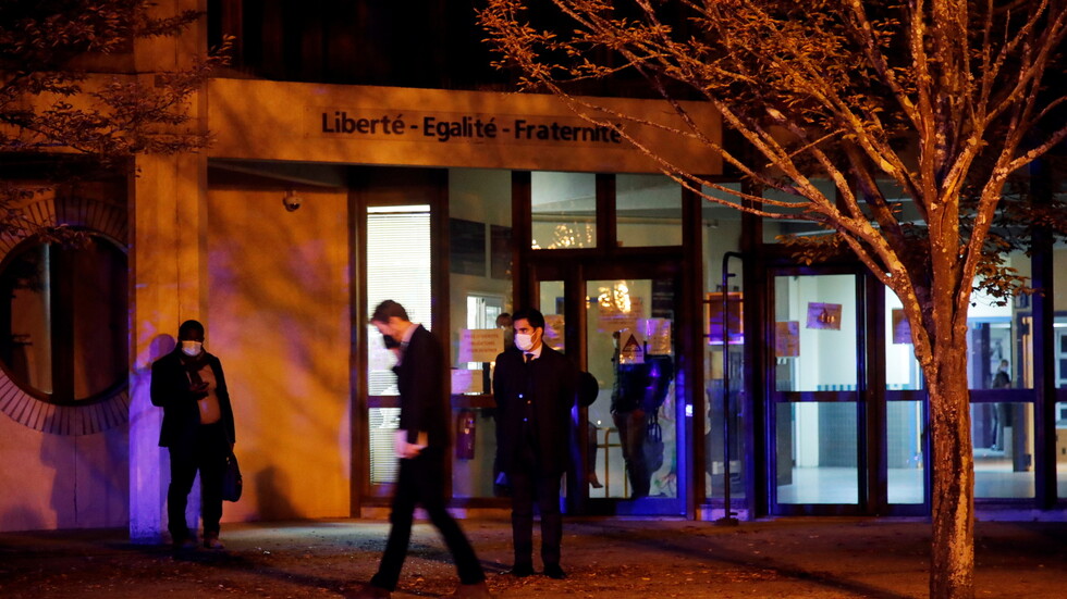 الادعاء الفرنسي يكشف عن رسالة نشرها قاتل مدرس التاريخ في باريس وتوجه فيها إلى ماكرون