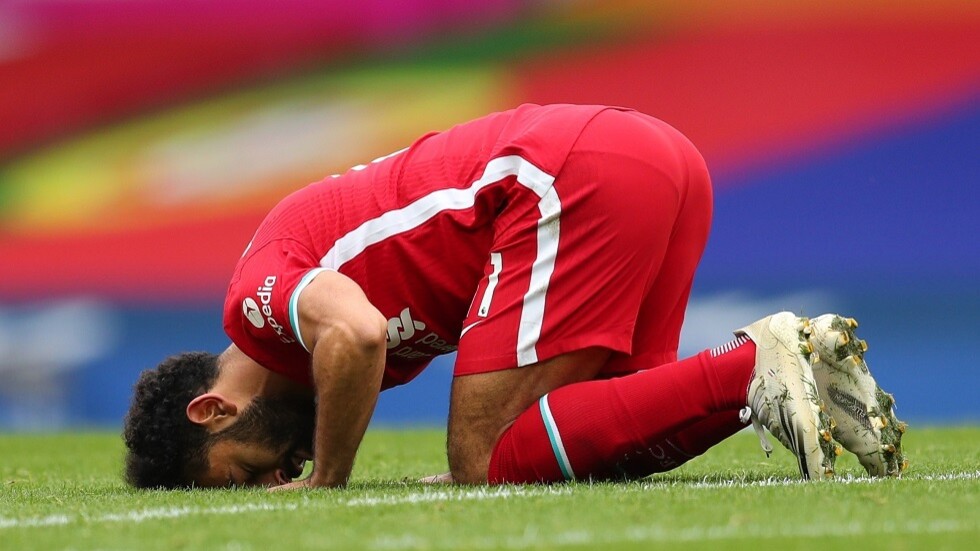 شاهد.. ليفربول يكرم نجمه محمد صلاح بدخوله نادي الـ100