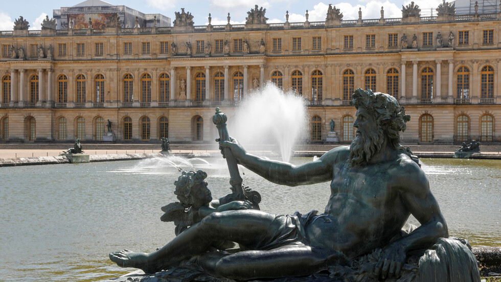 فرنسا.. رجل ملتحف بمرتبة سرير يتسلل إلى قصر فرساي معتبرا نفسه ملكا