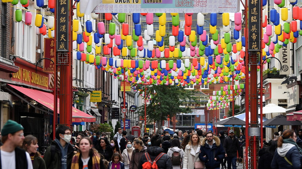 بريطانيا تسجل نحو 17 ألف إصابة جديدة بفيروس كورونا