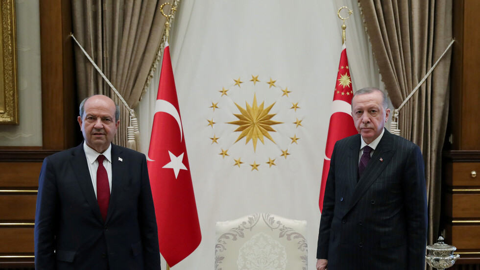 أردوغان يهنئ تتار بفوزه في انتخابات رئاسة شمال قبرص ويتعهد بحماية حقوقها ومصالحها