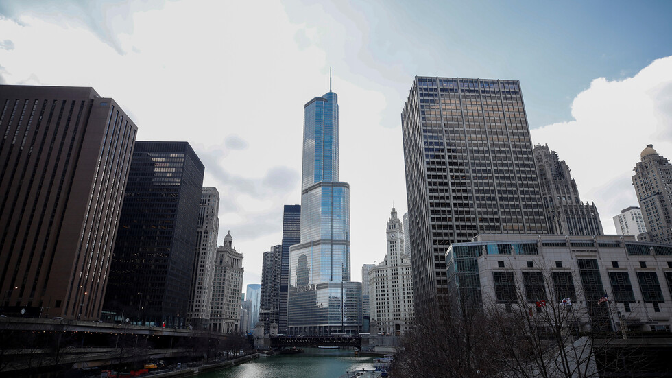 يتدلى بحبل في برج ترامب كي يتحدث مع الرئيس