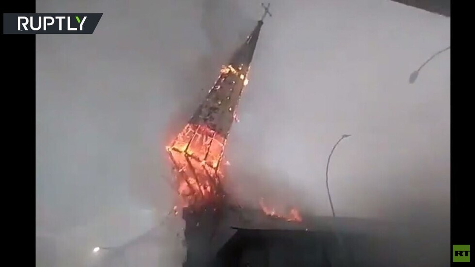 تشيلي.. لحظة  انهيار قبة كنيسة القرن التاسع عشر بعد إضرام النار فيها