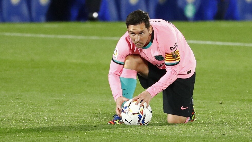 ميسي ينافس 9 أساطير في تاريخ كرة القدم لدخول "فريق الأحلام"