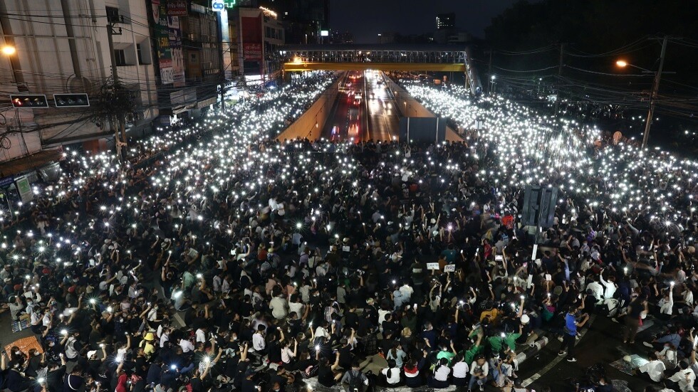 شرطة تايلاند تحقق في محتوى أربع وسائل إعلام والآلاف يتظاهرون مجددا