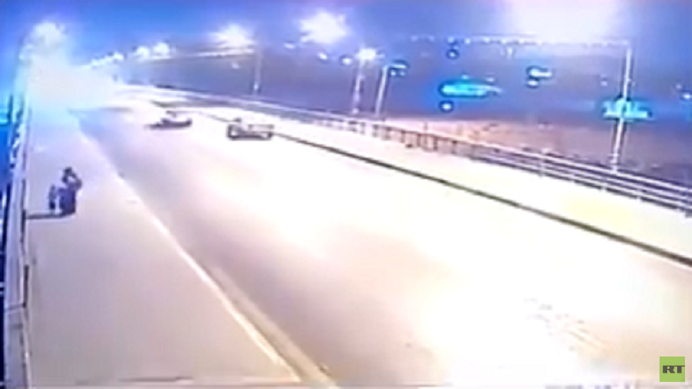 انتشال جثتي الطفلين اللذين ألقتهما والدتهما من جسر الأئمة في بغداد (فيديو)