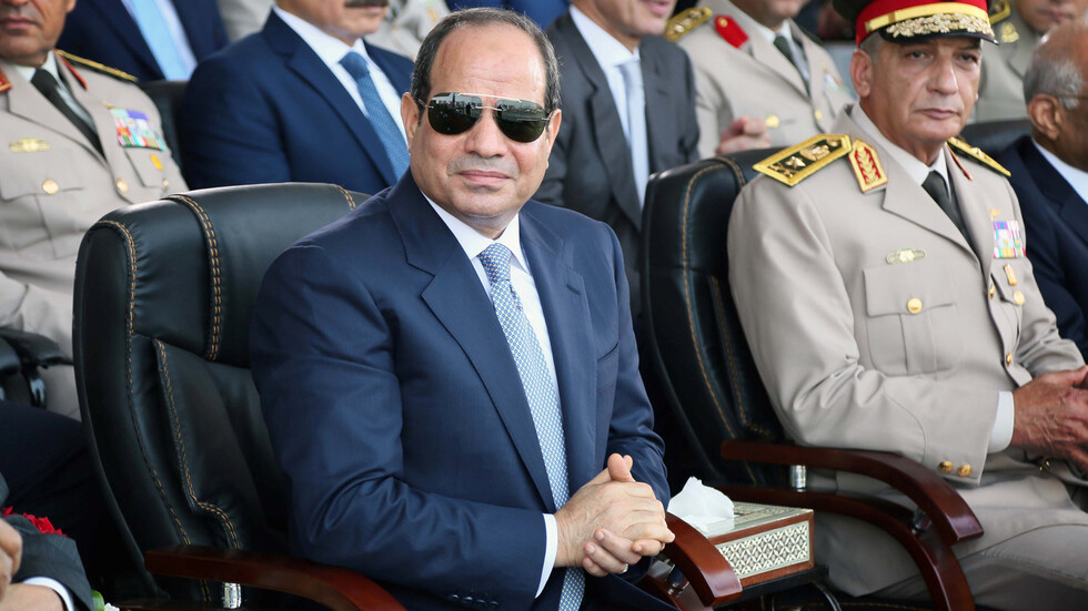 بحضور السيسي.. طلاب الكليات العسكرية يؤدون استعراضا تكتيكيا للحرب