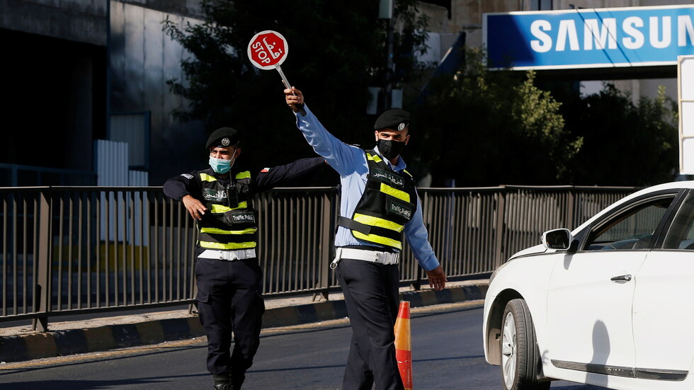 رئيس الوزراء الأردني يعلن فرض حظر تجول شامل يوم الجمعة من كل أسبوع حتى نهاية العام الحالي