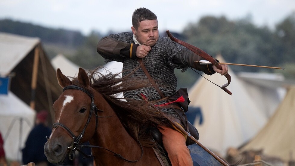 هواة التاريخ يعيدون تمثيل معركة 