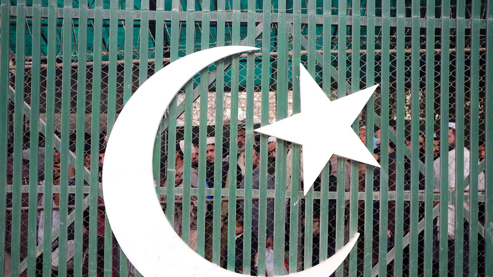 مقتل وإصابة عشرات الأفغانيين جراء التدافع أمام قنصلية باكستانية