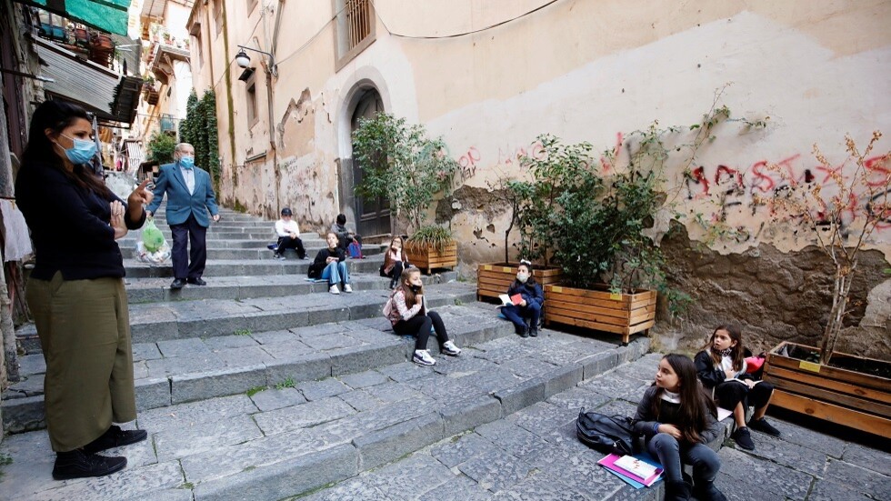 إيطاليا.. الشرفات والطرقات تتحول إلى فصول دراسية للتغلب على جائحة كورونا