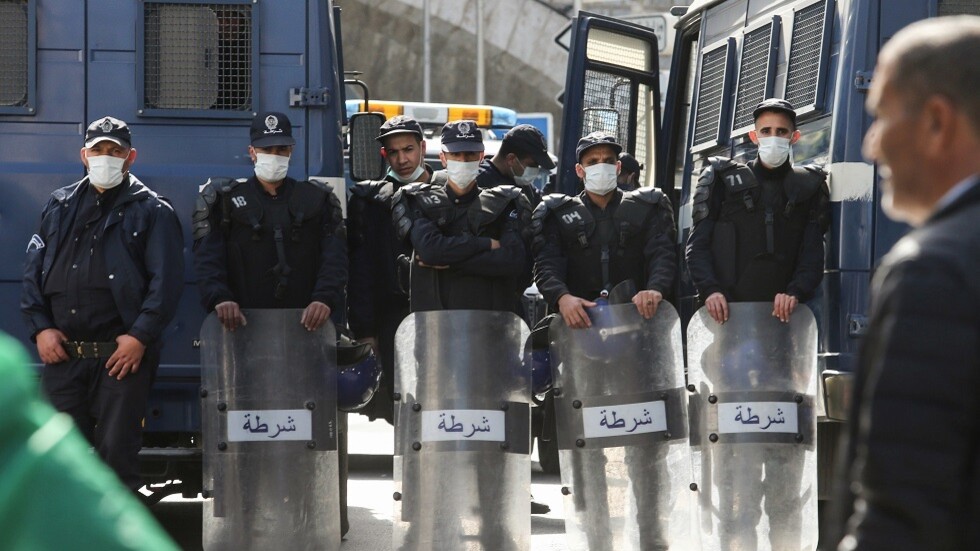 الجزائر.. مواجهات بين متقاعدي الجيش والشرطة