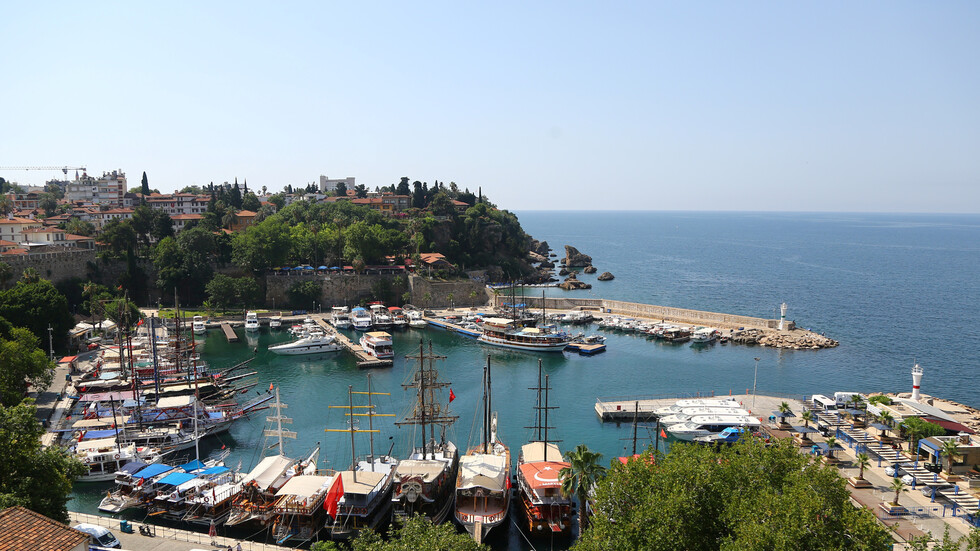 شركة قطرية تستحوذ على حقوق إدارة ميناء أنطاليا