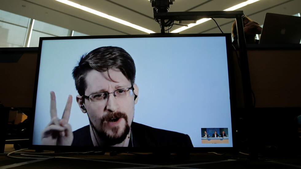 سنودن يحصل على تصريح إقامة دائمة في روسيا