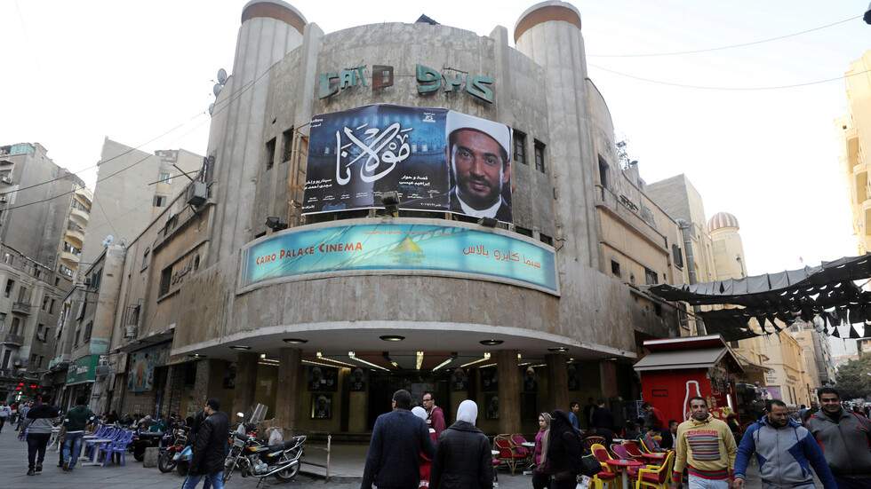 فنانات مصر يتنافسن بإطلالاتهن على السجاد الأحمر لمهرجان الجونة السينمائي