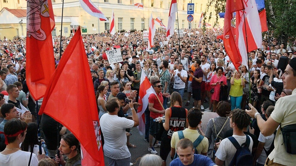 السفارة الأمريكية تنصح مواطنيها في بيلاروس بتخزين المواد الغذائية