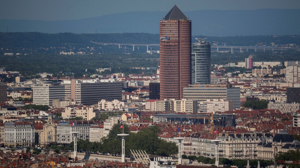 تهديدات جديدة بقطع رأس رئيس بلدية في فرنسا