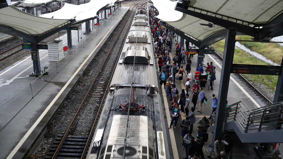 البرازيل.. امرأة تنجو من الدهس تحت القطار