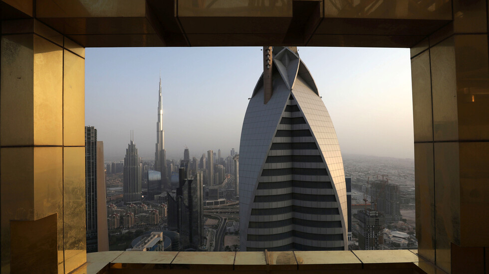 بالصور.. شيوخ إماراتيون يقيمون حفلات لمغن إسرائيلي شهير في دبي