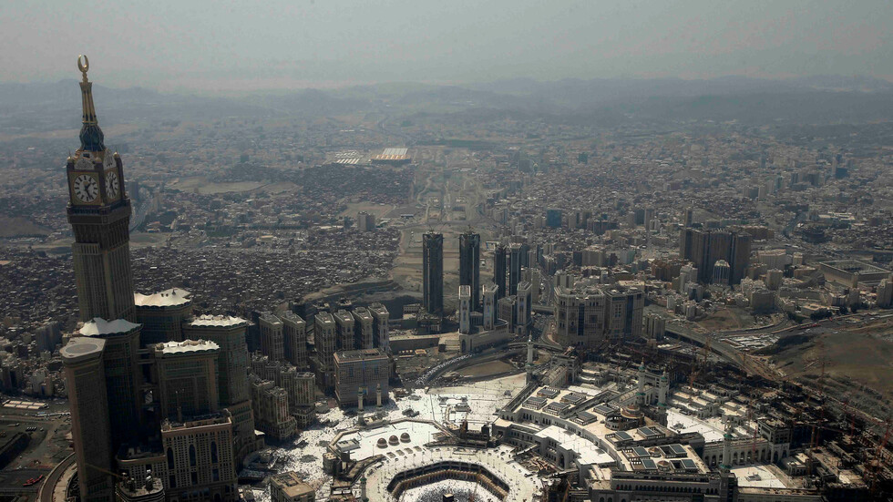 السعودية تصدر أول تعليق على الرسوم المسيئة للنبي محمد وموقف ماكرون