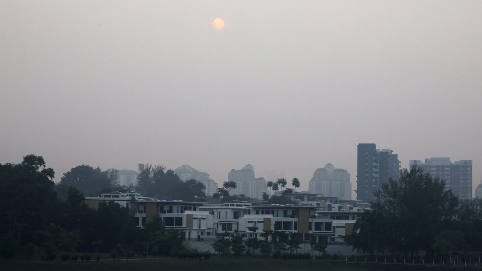 اصطدام سفينة بمنصة نفط قبالة ماليزيا