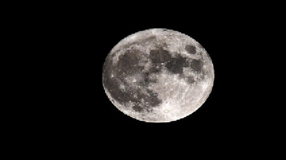 العلماء الروس يستغربون إعلان ناسا بشأن اكتشاف الماء على القمر