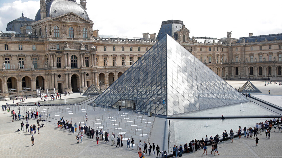 في انتظار المحاكمة.. فرنسا تطلق سراح كونغولي حاول سرقة تمثال من اللوفر لإعادته إلى إفريقيا