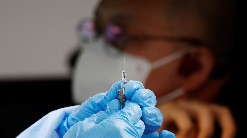 الإمارات.. الشيخ خالد بن سعود يتلقى لقاحا ضد كورونا