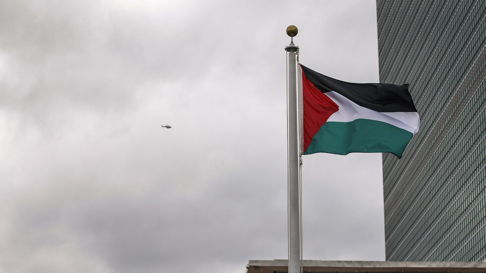 فلسطين.. للشهر الخامس على التوالي يحصل الموظفون على نصف الراتب