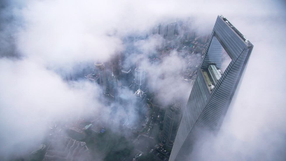 الصين... اعتقال رجل ألقى أموالا طائلة من الطابق الـ30