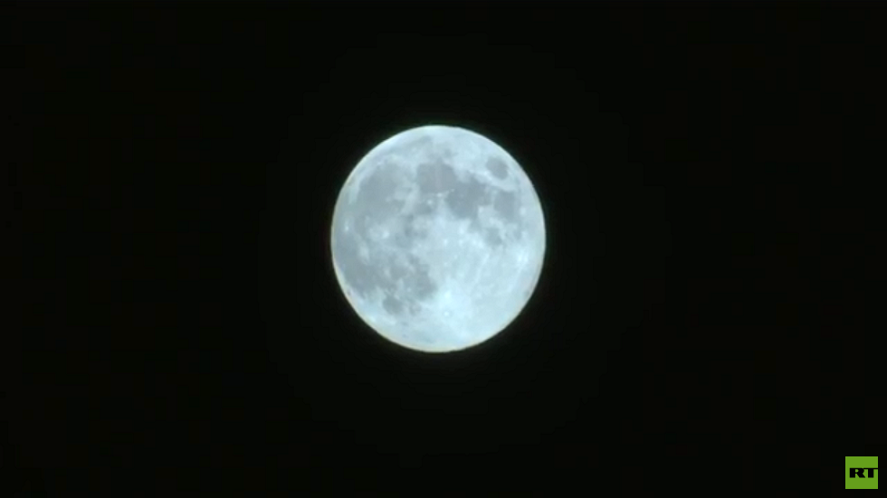 ظاهرة فلكية.. "القمر الأزرق" في سماء الأرض