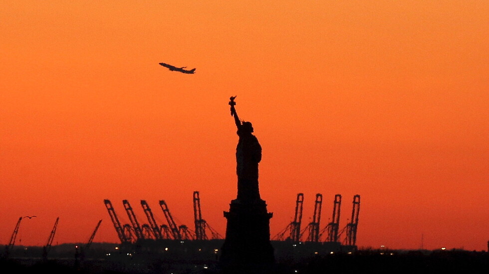 للمرة الثانية خلال أسبوعين..استجواب صحفي من فريق RT في مطار نيويورك