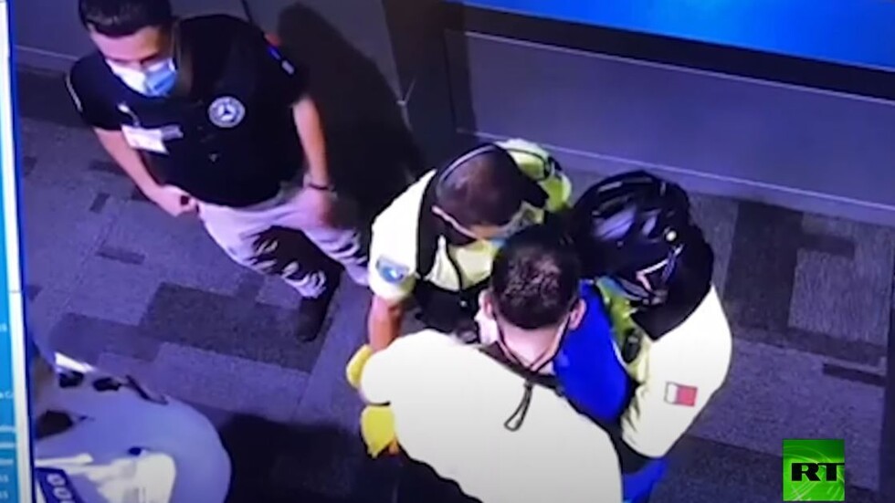 نشر فيديو العثور على رضيع في سلة مهملات بمرحاض في مطار الدوحة