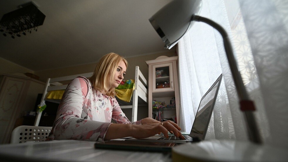 نصائح لحماية العينين من تداعيات العمل من المنزل خلال فترة الحجر الصحي