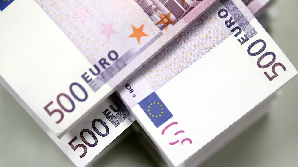 اليورو قرب أدنى مستوى في 4 أسابيع