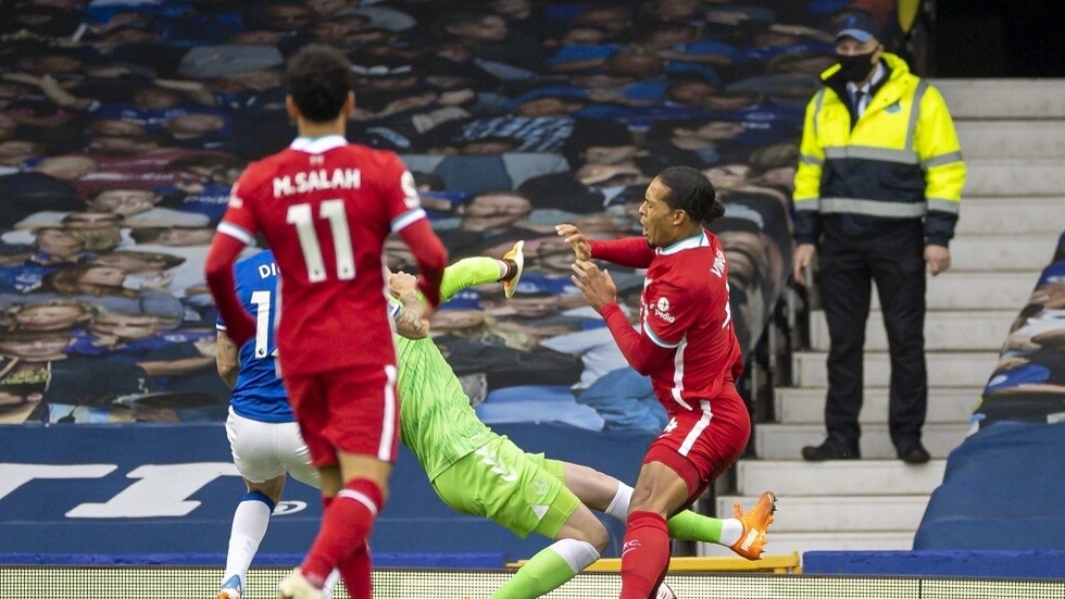 ليفربول يصدر بيانا عن عملية جراحية لنجمه فان دايك وموعد عودته